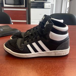 Adidas basketball shoes size 6 black and white